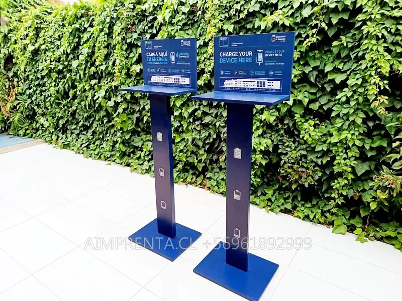 totems para cargar celulares de costado